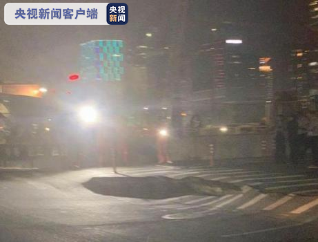杭州滨江一地铁工地附近路面发生塌陷