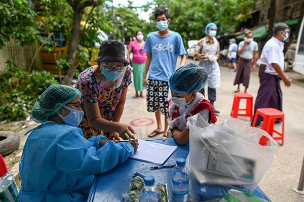 医护人员在缅甸仰光为居民做登记。新华社 图
