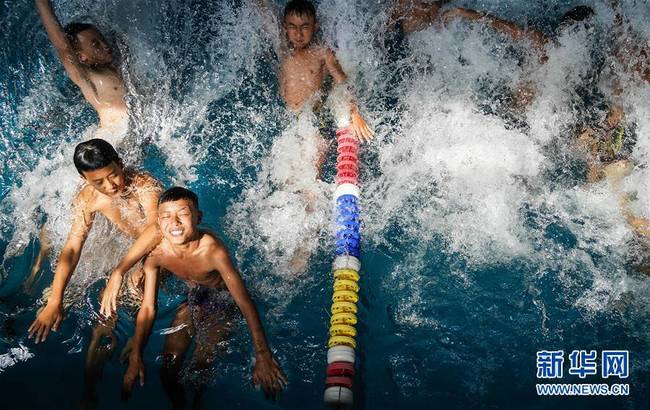 图为越西县西城中学初三16班的学生在游泳课上练习仰泳出发动作（9月7日摄）。