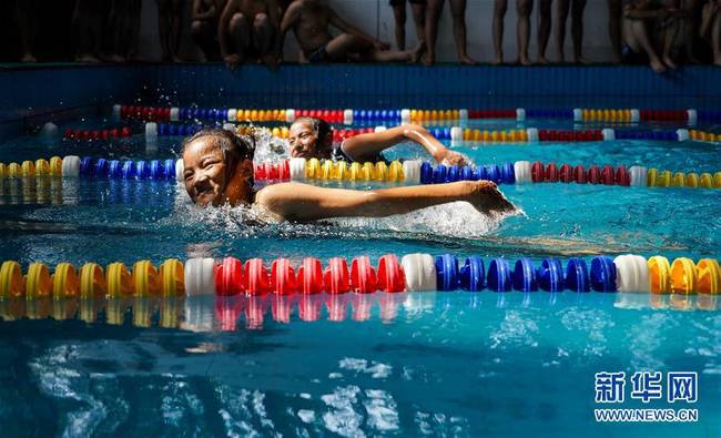 图为越西县西城中学初三16班的学生们在游泳课上练习自由泳（9月7日摄）。 新华社记者王曦摄