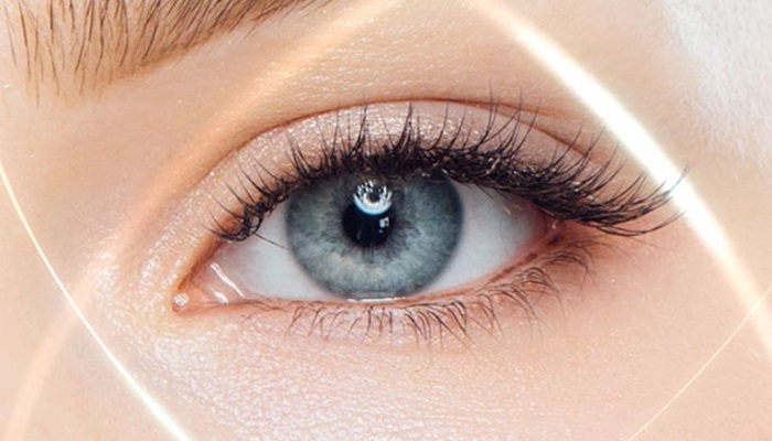 眼部精华露和眼霜的使用方法