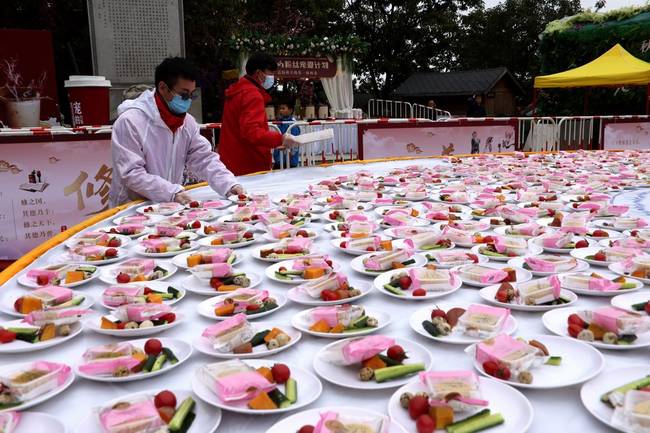 老君山风景区推出无人值守一元午餐。本文图片由受访者提供