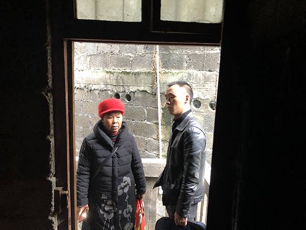 向明钱和母亲郑明秀在多年未住的老宅查看门窗。  本文图片均为澎湃新闻记者 王万春 图（除署名外）