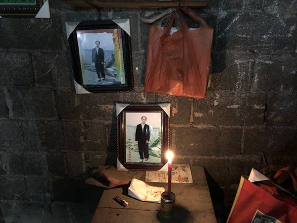 向家老宅在向文志遇害后多年无人居住，最近一旦有媒体造访，郑明秀就在房里摆上向文志的照片，点上蜡烛。