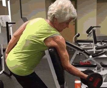 00磅的她从71岁开始健身，一年后穿上了比基尼！秒杀无数人！"