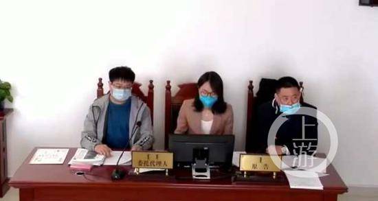 ▲2020年5月11日，刘春华（左一）向康巴什区人民法院提起行政诉讼开庭审理。图片来源/受访者供图