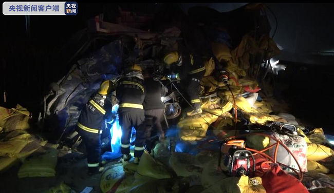 广西河池：两车迎面相撞起火致3死2伤 消防紧急施救