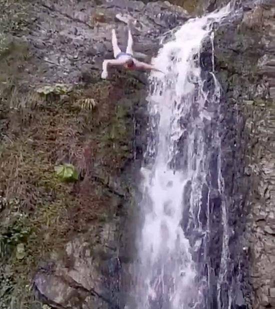 俄罗斯旅游胜地一游客从瀑布上跳水 不幸砸到石头上