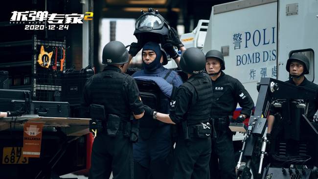 《拆弹专家2》刘德华刘青云穿40公斤拆弹服在40度高温下拍戏