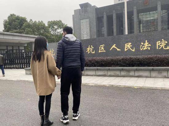 12月11日，吴思琪与男友去杭州市余杭区人民法院补充递交材料。受访者供图