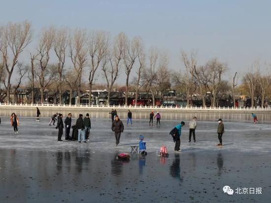 劝不住！北京上百人翻护栏上什刹海冰面“野滑”