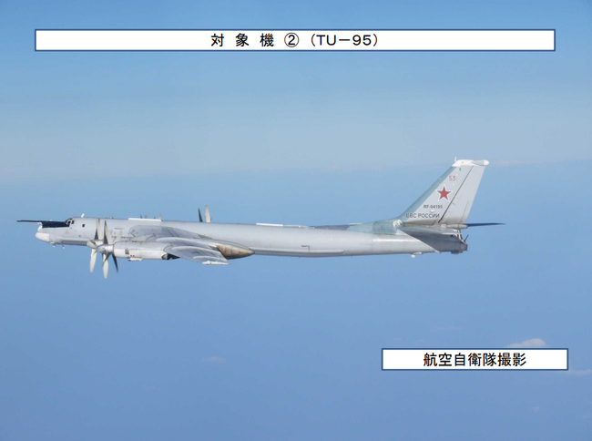 中俄6架轰炸机从日本附近飞过，“御用摄影师”坐不住了