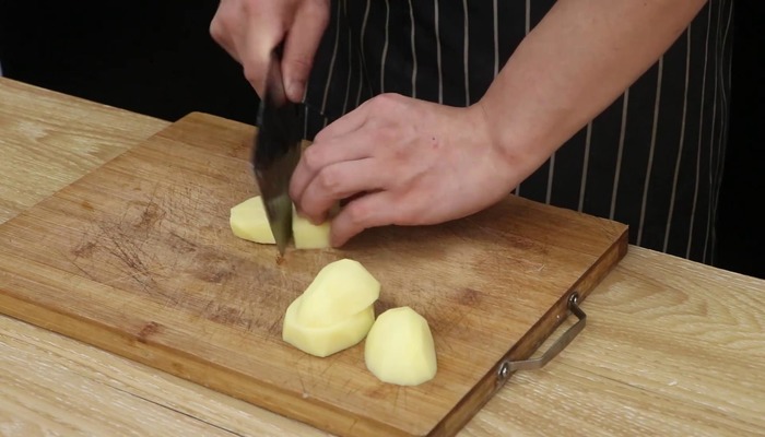 脊骨土豆炖豆角的做法 脊骨土豆炖豆角怎么做好吃