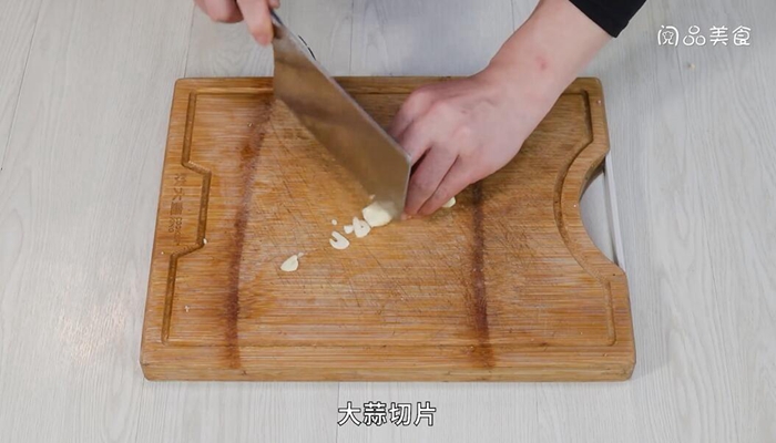 木耳洋葱炒炸豆腐的做法 木耳洋葱炒炸豆腐怎么做