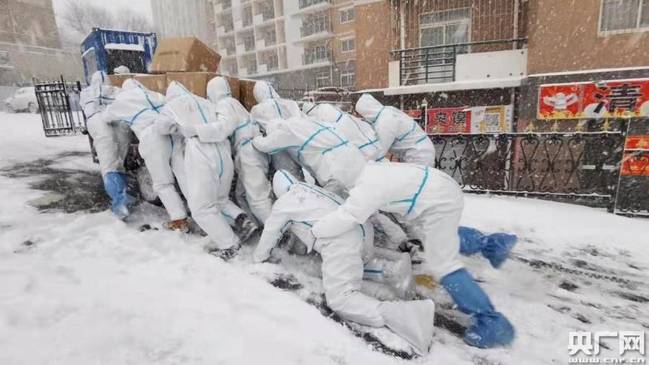 大连海洋大学师生志愿者雪中逆风前行送防疫物资刷屏网络