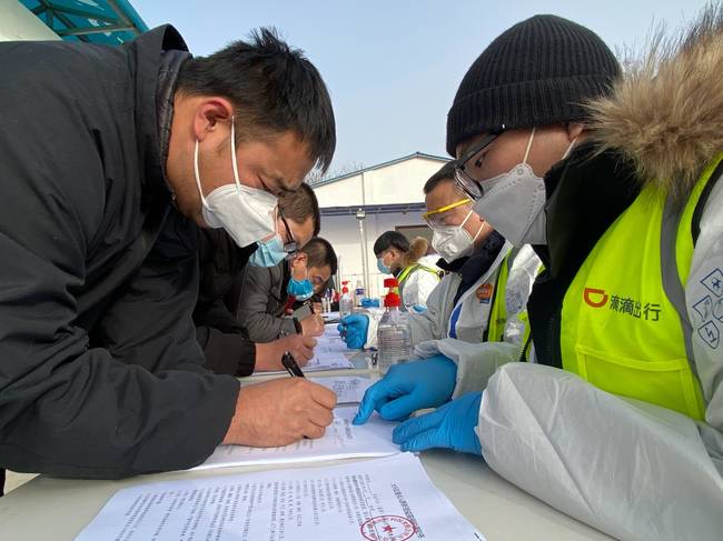 滴滴司机开始接种疫苗，在京重启车内“防护膜”安装