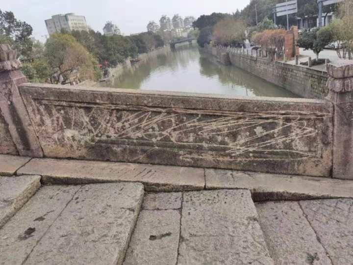  通济桥石壁上的大面积划痕。图片来源：浙江新闻客户端