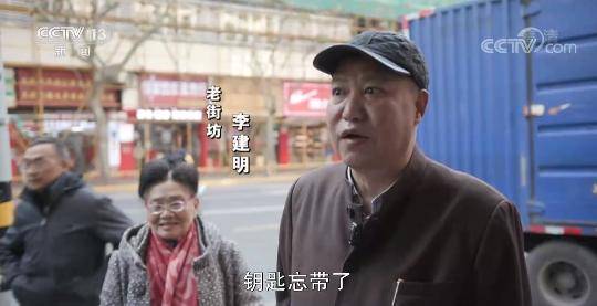 上海最后一家公共电话亭 老人守候了27年