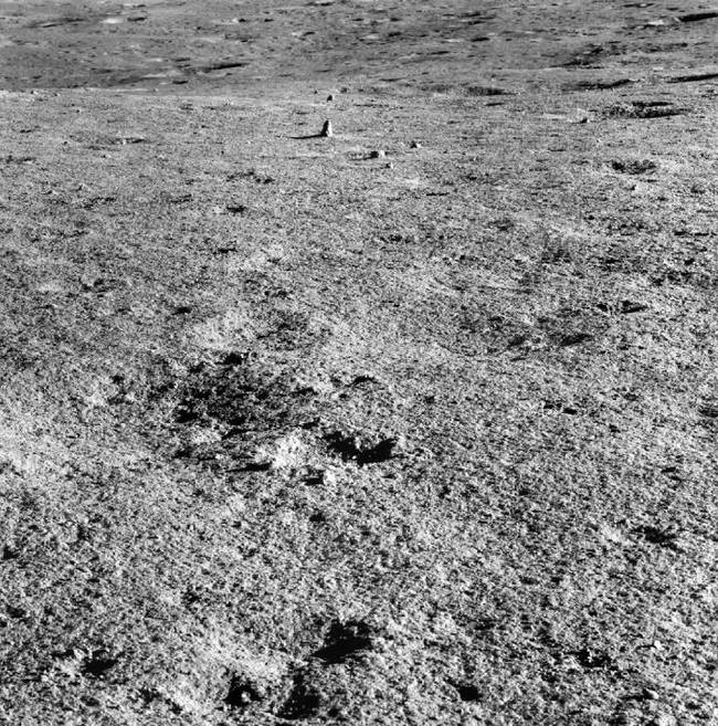 嫦娥四号进入第27月昼工作期 将择机对石块和撞击坑“拍彩照”