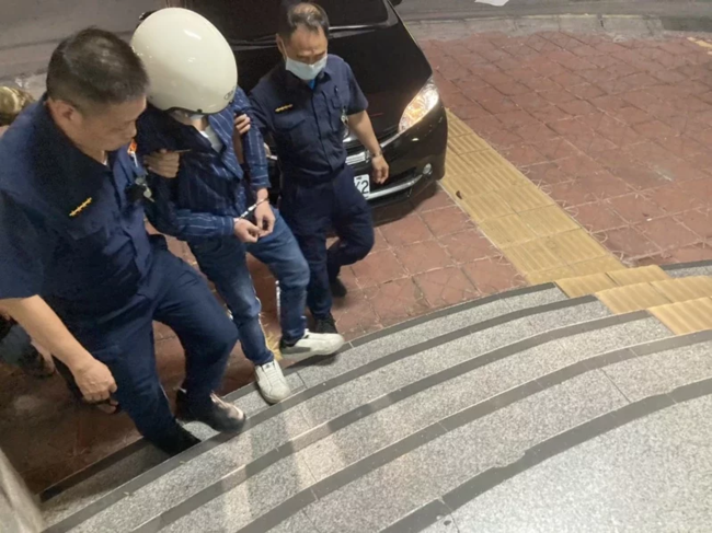 警方将涉案人员带回警局（图片来源：台湾《联合报》）